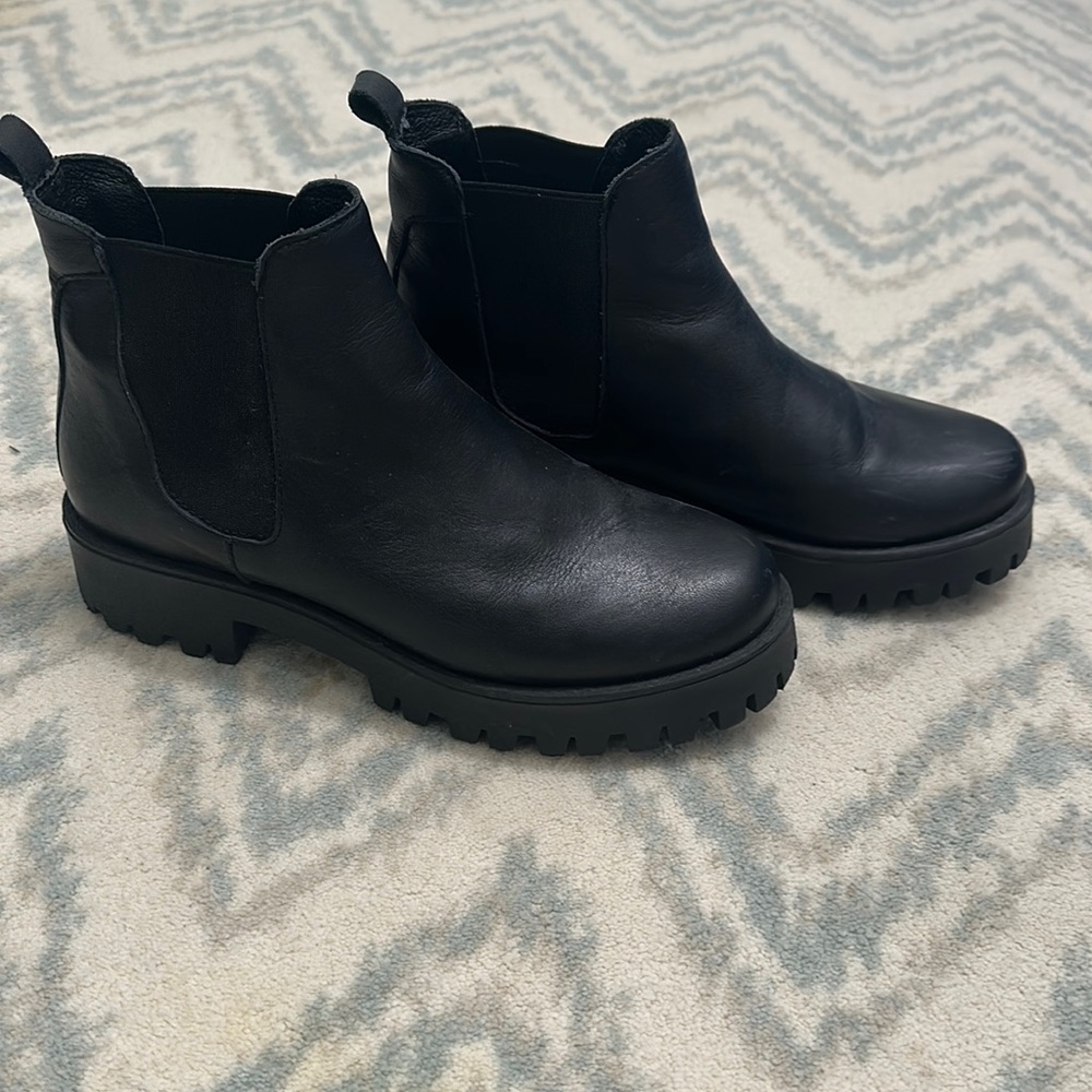 Steve Madden Black leather booties
